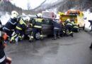 Stmk: Zwei Person nach Unfall im Fahrzeug eingeklemmt