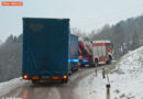 Oö: Von der Schneefahrbahn in den Straßengraben -> Lkw Bergung in Micheldorf