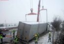 Nö: Zwei Kranfahrzeuge bei Lkw-Bergung im Einsatz