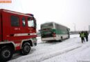 Nö: Autobus rutscht auf Parkplatz in einen Graben