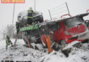 Nö: Autotransporter rutschte auf Schneefahrbahn in den Graben