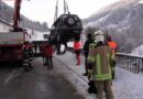 T: Jeep kam nach Überschlag im Fluß zu liegen
