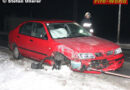 Nö: Hinweiszeichen, Schneestecken und Laterne auf Verkehrsinsel gerammt