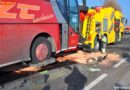 Stmk: Pkw prallt auf der LB54 frontal gegen einen Reisebus