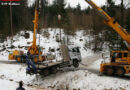 Stmk: Zwei Kräne bei Holztransporter-Bergung in Gratkorn im Einsatz