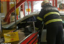 Oö: Pkw-Lenkerin kracht in Bad Ischl mit Auto durch Supermarkt-Fenster