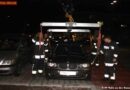 Nö: Pkw fährt auf Parkplatz auf Betonrandstein und sitzt auf