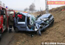 Nö: Auto mit Dach voran gegen Baum -> Schwierige Menschenrettung bei Würmla