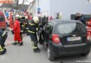 Nö: Person nach Unfall in der Fahrertüre eingeklemmt