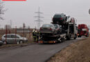 Nö: Fahrzeugtransporter im weichen Erdreich 20cm eingesunken