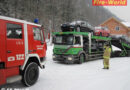 Oö: Autotransporter steckt nach Wendemanöver im Schnee fest