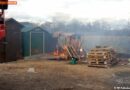 Nö: Schuppenanlage an zwei Stellen in Brand geraten