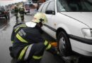 Oö: Zwei Fahrzeuge kollidieren auf der LB1 -> Eine verletzte Person