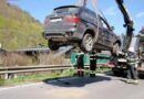 Oö: Pkw nach Unfall in der Leitschiene verkeilt