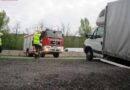 Nö: Klein-Lkw sitzt beim reversieren auf und steckt fest