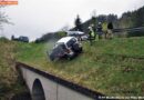 Nö: Pkw droht nach einer Kollision umzustürzen