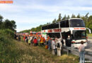D: Mit Pkw gegen Reisebus gekracht -> Lenker eingeklemmt