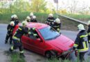 Nö: Pkw fällt Telefonmasten und bleibt auf der Seite liegen