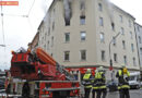 Bayern: Rauch und Flammenschlag aus Fenster in München