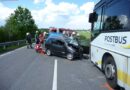 Oö: Mopedauto frontal gegen Postbus