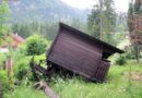 Oö: Entwurzelte Bäume beschädigen Haus
