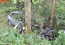 Oö: Pkw in Schiedlberg in Waldstück gegen Bäume geprallt