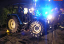 Nö: Traktor stürzt über Böschung in Bach