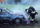 Nö: Auf einer Wiese abgestellter Pkw in Vollbrand