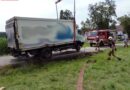 Oö: Lkw rutscht von der Straße und droht umzustürzen