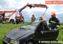 Oö: Pkw liegt nach Verkehrsunfall im Pramfluß auf dem Dach