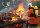 Sbg: Holzhaufen in Thalgau in Vollbrand