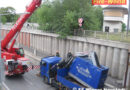 Nö: Lkw zu hoch, Brücke zu niedrig -> Kran demoliert Stromaggregat