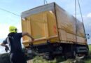 Nö: Lkw droht umzukippen -> Bergung mittels Kranfahrzeug