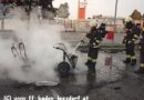 Nö: Mopedauto auf Parkplatz in Vollbrand
