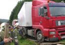 Nö: Sattelzug rutscht seitlich von der Straße