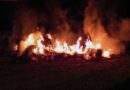 Nö: Mehrere Strohrundballen in Vollbrand