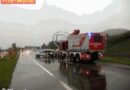 Stmk: Voll besetztes Taxi kracht in Leitschiene