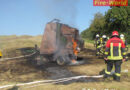 Deutschland: Rundballenpresse ging auf dem Feld in Flammen auf