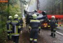 Nö: Pkw landet nach Unfall zwischen zwei Bäumen im Wald