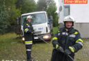 Nö: Lkw steckt in Wiese fest – Bergung mittels Seilwinde