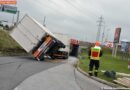 Nö: Umgestürzter Anhänger vor der Bergung entladen