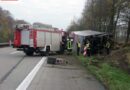 D: Lkw kommt von der Fahrbahn ab und stürzt um