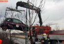 Nö: Pkw nach Austritt in die Botanik mit Kran geborgen