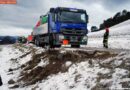 Nö: Mit Gasflaschen beladener Lkw droht umzustürzen