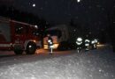 Nö: Sattelzug bleibt auf der Schneefahrbahn hängen