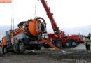 Nö: Kanalspülwagen droht im weichen Erdreich umzukippen