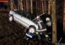 Nö: Pkw prallt gegen Bäume -> Lenker aus Fahrzeug gerettet