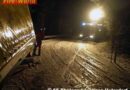 Sbg: Verunfallter Lkw mit der Seilwinde auf die Straße gezogen