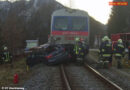 Oö: Auto von Almtalbahn aufgespießt