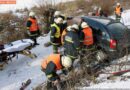 Nö: Verletzte Fahrzeuglenkerin bei Unfall aus Wrack befreit